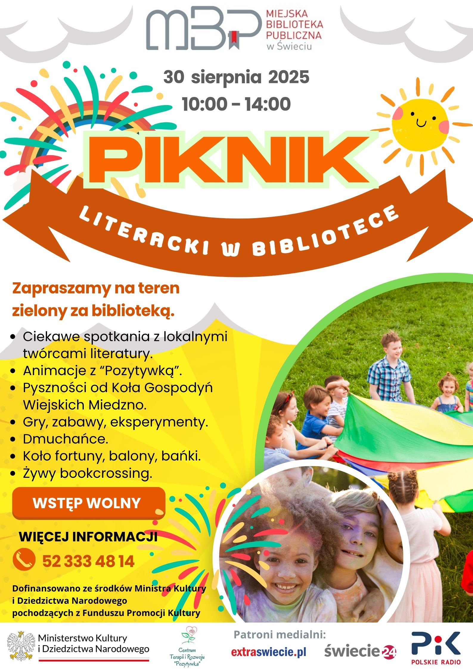 Kolorowy plakat promujący wydarzenie „Piknik literacki w bibliotece” organizowany przez Miejską Bibliotekę Publiczną w Świeciu. W centrum plakatu znajduje się ozdobny napis „PIKNIK” w dużych, pomarańczowych literach z białą i zieloną obwódką, a poniżej na brązowej wstędze – hasło „Literacki w bibliotece”. Powyżej podana jest data wydarzenia: 30 sierpnia 2025, w godzinach 10:00–14:00, a u góry po lewej stronie znajduje się kolorowe logo Miejskiej Biblioteki Publicznej. Po lewej stronie plakatu znajduje się zaproszenie na zielony teren za biblioteką oraz lista atrakcji, takich jak: spotkania z lokalnymi twórcami literatury, animacje z grupą „Pozytywka”, poczęstunek od Koła Gospodyń Wiejskich z Miedźna, gry, zabawy, eksperymenty, dmuchańce, koło fortuny, balony, bańki, żywy bookcrossing. Na dole plakatu wyraźnie wyróżniono informację o bezpłatnym wstępie oraz numer kontaktowy do organizatorów na pomarańczowym tle. Obok umieszczono informację o dofinansowaniu ze środków Ministerstwa Kultury i Dziedzictwa Narodowego. Prawą część plakatu zdobią dwa zdjęcia: jedno przedstawia dzieci bawiące się na trawiastym terenie z kolorową płachtą, drugie – najmłodszych uczestników pokrytych kolorowymi proszkami podczas zabawy na świeżym powietrzu. Wokół widoczne są grafiki słońca, tęczy i konfetti, podkreślające radosny, wakacyjny charakter wydarzenia. Na dole umieszczono logotypy patronów medialnych i partnerów.
