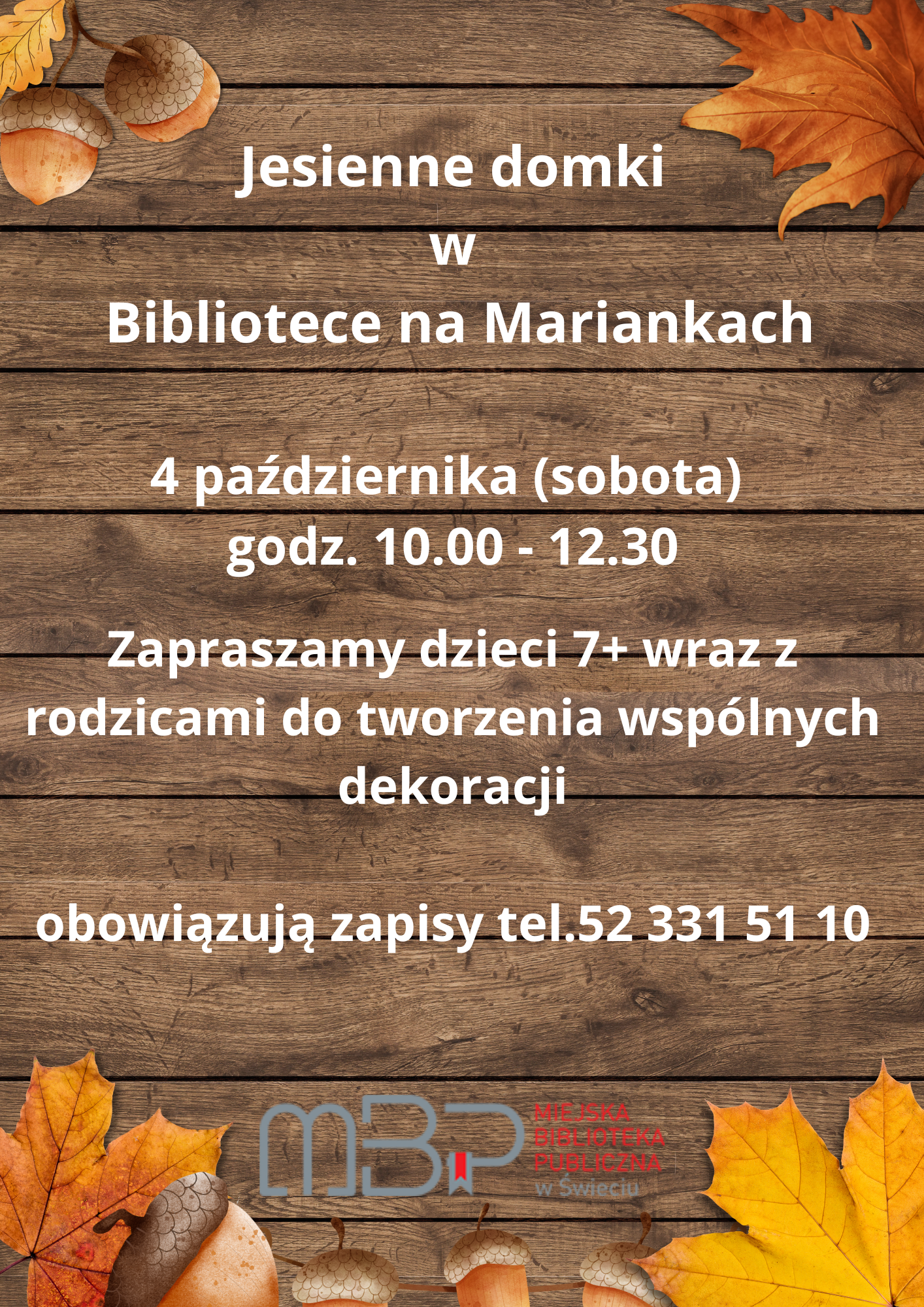 Plakat promocyjny na drewnianym tle ozdobiony liśćmi i żołędziami. Na środku znajduje się biały tekst informujący o jesiennych warsztatach tworzenia dekoracji "Jesienne domki w Bibliotece na Mariankach", które odbędą się 4 października (sobota) w godz. 10.00–12.30. Warsztaty skierowane są do dzieci od lat 7 wraz z rodzicami, a udział wymaga wcześniejszej rejestracji telefonicznej. Na dole widnieje logo Miejskiej Biblioteki Publicznej w Świeciu.