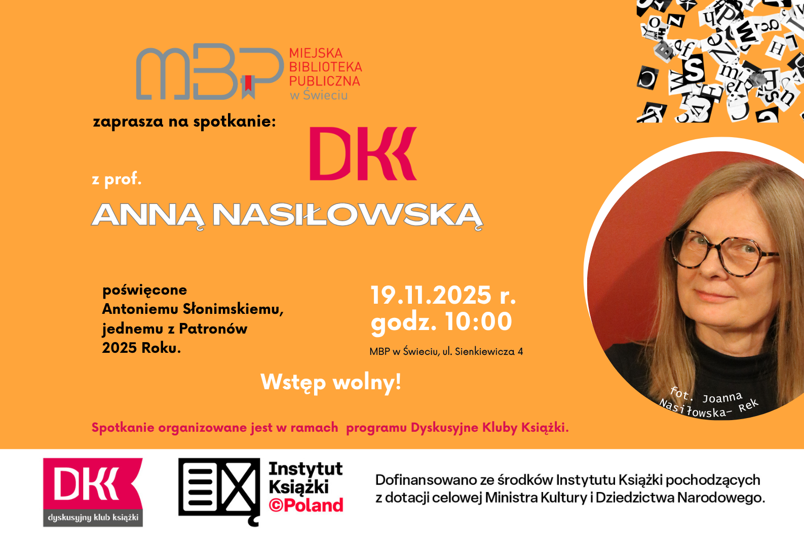 Plakat Miejskiej Biblioteki Publicznej w Świeciu w kolorze pomarańczowym zapowiada spotkanie z prof. Anną Nasiłowską poświęcone Antoniemu Słonimskiemu, jednemu z Patronów 2025 Roku; po prawej stronie znajduje się okrągłe zdjęcie uśmiechniętej kobiety w okularach z podpisem „fot. Joanna Nasiłowska‑Rek”, po lewej duże białe napisy z datą 19.11.2025 r., godz. 10:00 oraz miejscem: MBP w Świeciu, ul. Sienkiewicza 4; na dole widnieje informacja „Wstęp wolny!” i logotypy DKK oraz Instytutu Książki.