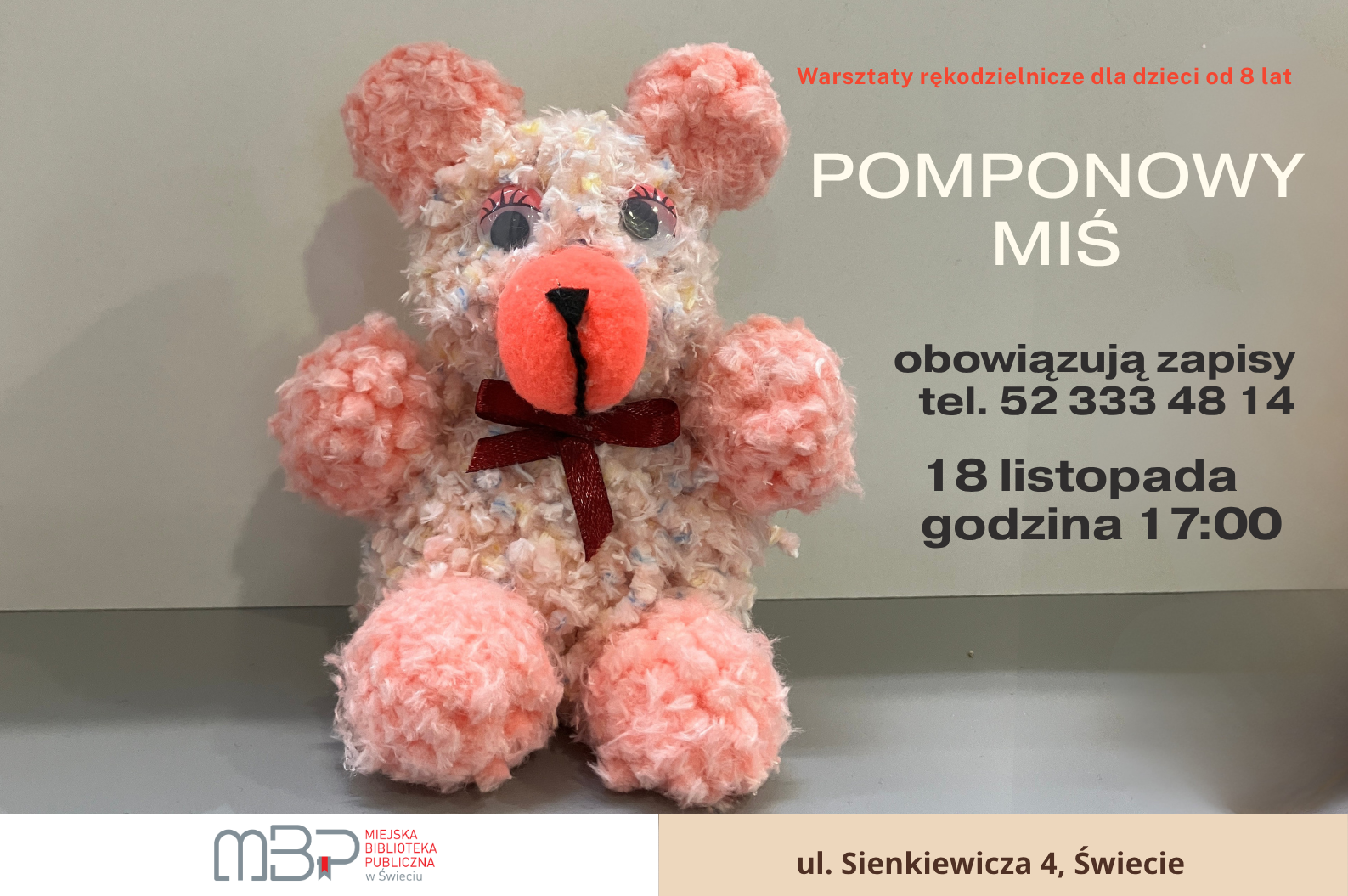 Warsztaty rękodzielnicze dla dzieci od 8 lat – plakat z pluszowym, różowym „pomponowym” misiem z dużym pomarańczowym nosem, bordową kokardką pod brodą i wyklejanymi oczami; na górze duży tytuł POMPONOWY MIŚ﻿; na dole informacje: 18 listopada, godzina 17:00﻿, obowiązują zapisy, tel. 52 333 48 14﻿, logo MBP – Miejska Biblioteka Publiczna w Świeciu﻿ oraz adres ul. Sienkiewicza 4, Świecie﻿