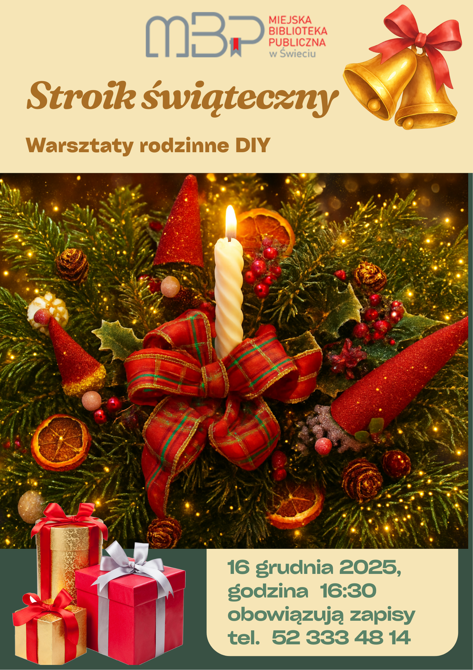 Plakat informacyjny w świątecznej kolorystyce promujący rodzinne warsztaty DIY „Stroik świąteczny” w Miejskiej Bibliotece Publicznej w Świeciu. W górnej części znajduje się logo MBP, złoty napis „Stroik świąteczny”, dopisek „Warsztaty rodzinne DIY” oraz ilustracja złotych dzwonków z czerwoną kokardą. Centralną część zajmuje zdjęcie bożonarodzeniowego stroika z zielonych gałązek, z czerwoną wstążką w kratę, świecą, suszonymi plastrami pomarańczy, czerwonymi jagodami, szyszkami i czerwonymi stożkowymi ozdobami. Na dole, obok ilustracji trzech zapakowanych prezentów, znajduje się beżowe pole z zielonym napisem o treści: „16 grudnia 2025, godzina 16:30, obowiązują zapisy, tel. 52 333 48 14”.