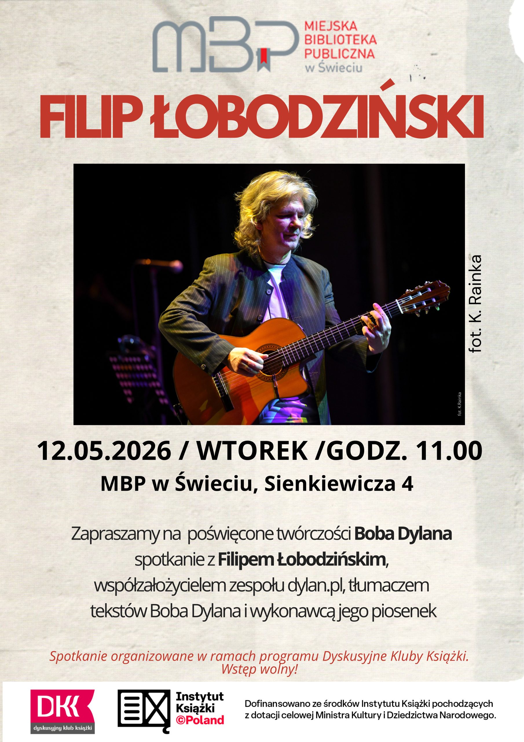 Plakat wydarzenia organizowanego przez Miejską Bibliotekę Publiczną w Świeciu. Na górze widnieje nazwisko Filipa Łobodzińskiego. W centralnej części znajduje się zdjęcie mężczyzny grającego na gitarze na scenie – ubrany w ciemną marynarkę, skupiony na występie, oświetlony reflektorami. Poniżej podano szczegóły wydarzenia: 12 maja 2026 roku (wtorek) o godz. 11:00 w siedzibie MBP w Świeciu przy ul. Sienkiewicza 4. Spotkanie poświęcone twórczości Boba Dylana, z udziałem Filipa Łobodzińskiego – tłumacza jego tekstów, współzałożyciela zespołu dylan.pl i wykonawcy jego piosenek. Na dole informacja o organizacji w ramach Dyskusyjnych Klubów Książki oraz o bezpłatnym wstępie, wraz z logotypami partnerów.