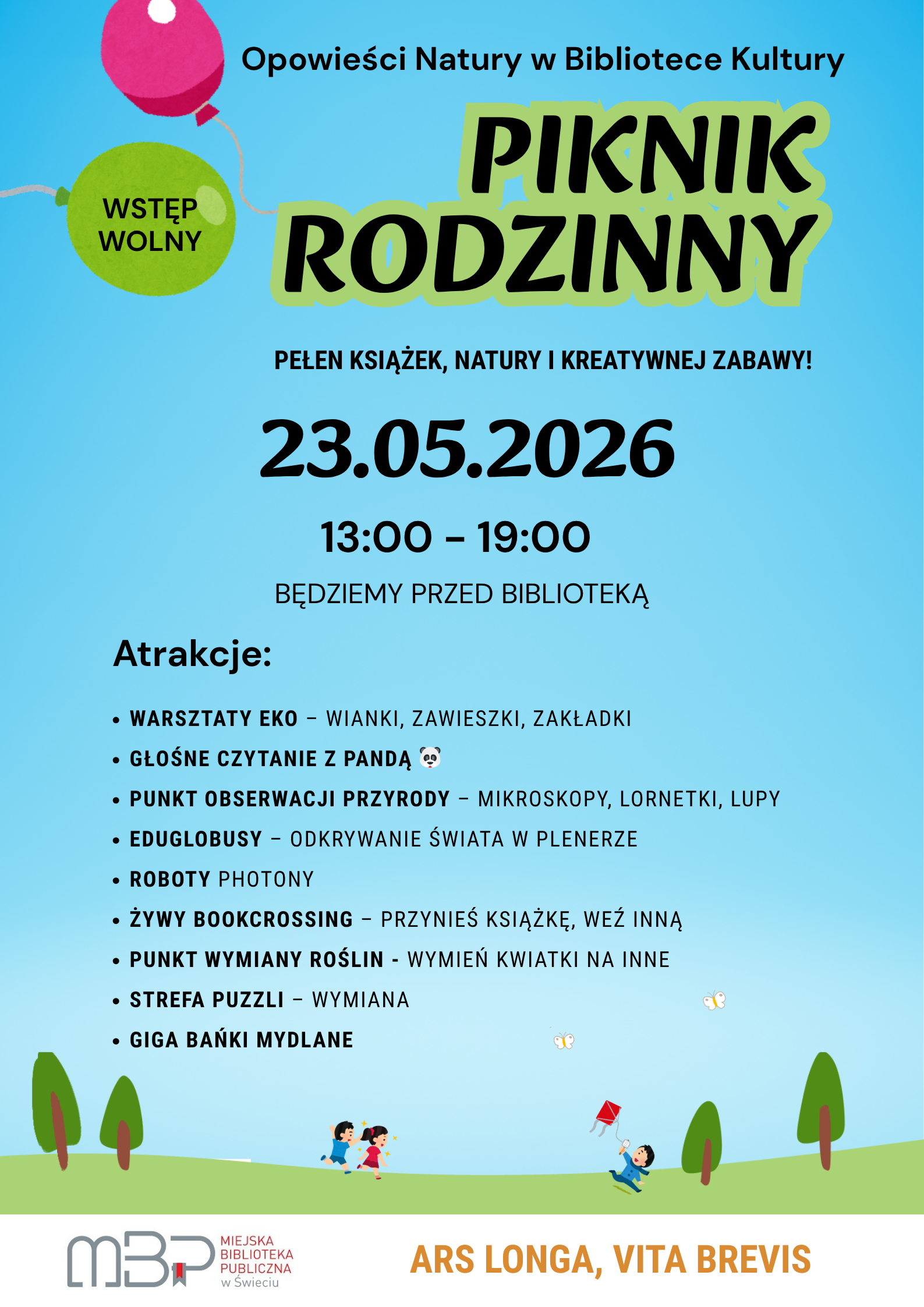 Kolorowy plakat promujący „Piknik Rodzinny” organizowany w ramach cyklu „Opowieści Natury w Bibliotece Kultury”. Tło jest błękitne, ozdobione ilustracjami balonów, drzew, dzieci bawiących się na trawie oraz latawca. Na środku dużymi czarnymi literami widnieje napis „PIKNIK RODZINNY”. W zielonym balonie znajduje się informacja „Wstęp wolny”. Pod tytułem napis: „Pełen książek, natury i kreatywnej zabawy!”. Wydarzenie odbędzie się 23 maja 2026 roku w godzinach 13:00–19:00 przed biblioteką. Na plakacie wymieniono atrakcje: warsztaty ekologiczne (wianki, zawieszki, zakładki), głośne czytanie z pandą, punkt obserwacji przyrody z mikroskopami, lornetkami i lupami, eduglobusy, roboty Photon, bookcrossing, wymianę roślin, strefę puzzli oraz giga bańki mydlane. Na dole znajdują się logotypy Miejskiej Biblioteki Publicznej w Świeciu oraz hasło „Ars longa, vita brevis”.