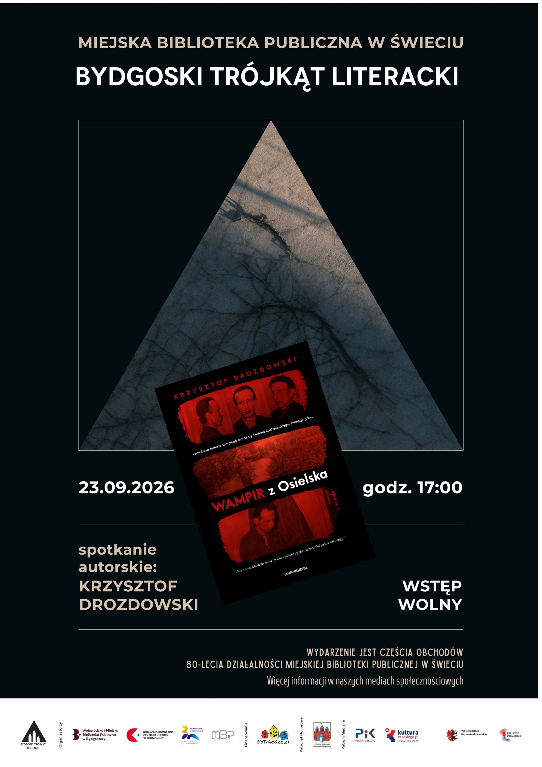 Plakat na ciemnozielonym tle. U góry napis „Miejska Biblioteka Publiczna w Świeciu" oraz duży tytuł „Bydgoski Trójkąt Literacki". Poniżej fotografia przedstawiająca kamienny trójkątny kształt z gałązką cierniową na szarej powierzchni, w świetle zachodzącego słońca. Na zdjęciu nałożona, lekko przekrzywiona okładka książki „Wampir z Osielska" Krzysztofa Drozdowskiego – w czerwono-czarnej tonacji, z archiwalnymi zdjęciami mężczyzn. Pod spodem informacje: data 23.09.2026, godzina 17:00, spotkanie autorskie: Krzysztof Drozdowski, wstęp wolny. Niżej tekst informujący, że wydarzenie jest częścią obchodów 80-lecia działalności biblioteki, oraz odesłanie do mediów społecznościowych po więcej informacji. Na dole rząd logotypów organizatorów, instytucji finansujących, patronów honorowych i medialnych.